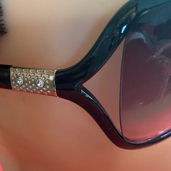 NEW Sunglasses with MAX UV protection. By NYS Collection. - Picture 4 of 7